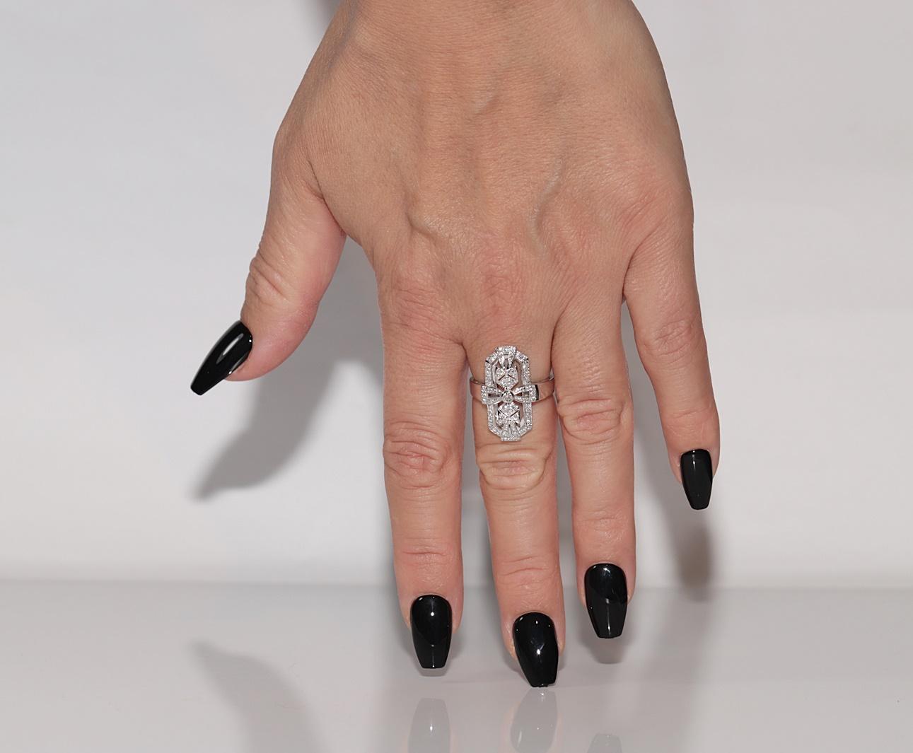 Anello Navette decorato con diamanti naturali in oro 18 carati CIRCA 1980 in vendita 7