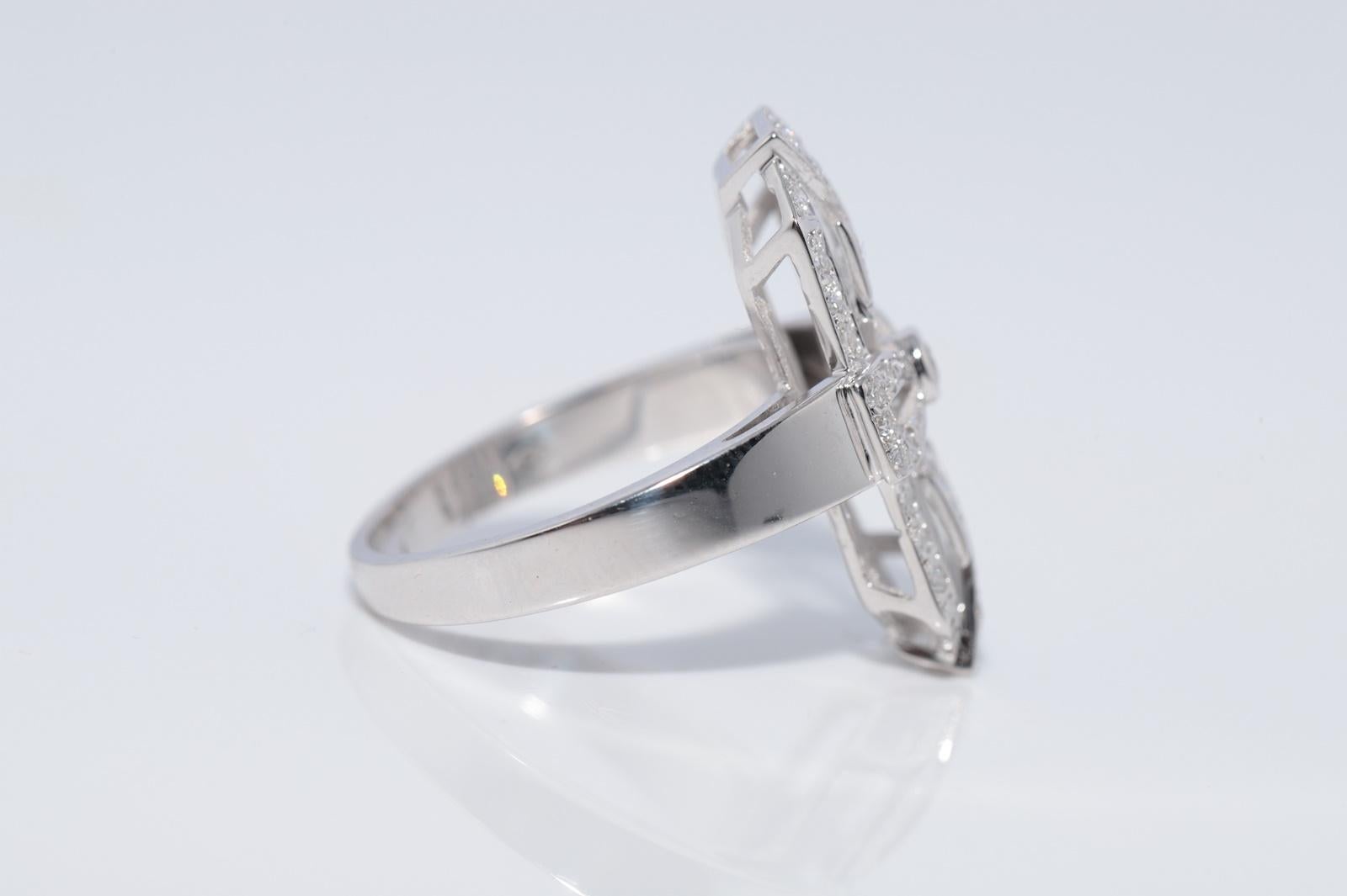 Anello Navette decorato con diamanti naturali in oro 18 carati CIRCA 1980 in vendita 1