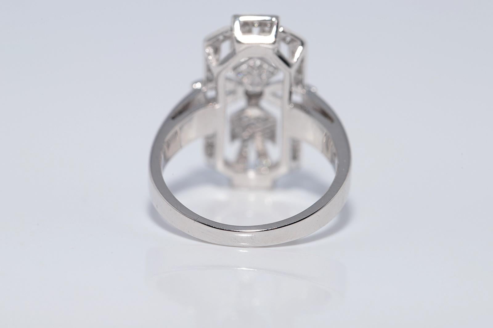 Anello Navette decorato con diamanti naturali in oro 18 carati CIRCA 1980 in vendita 3