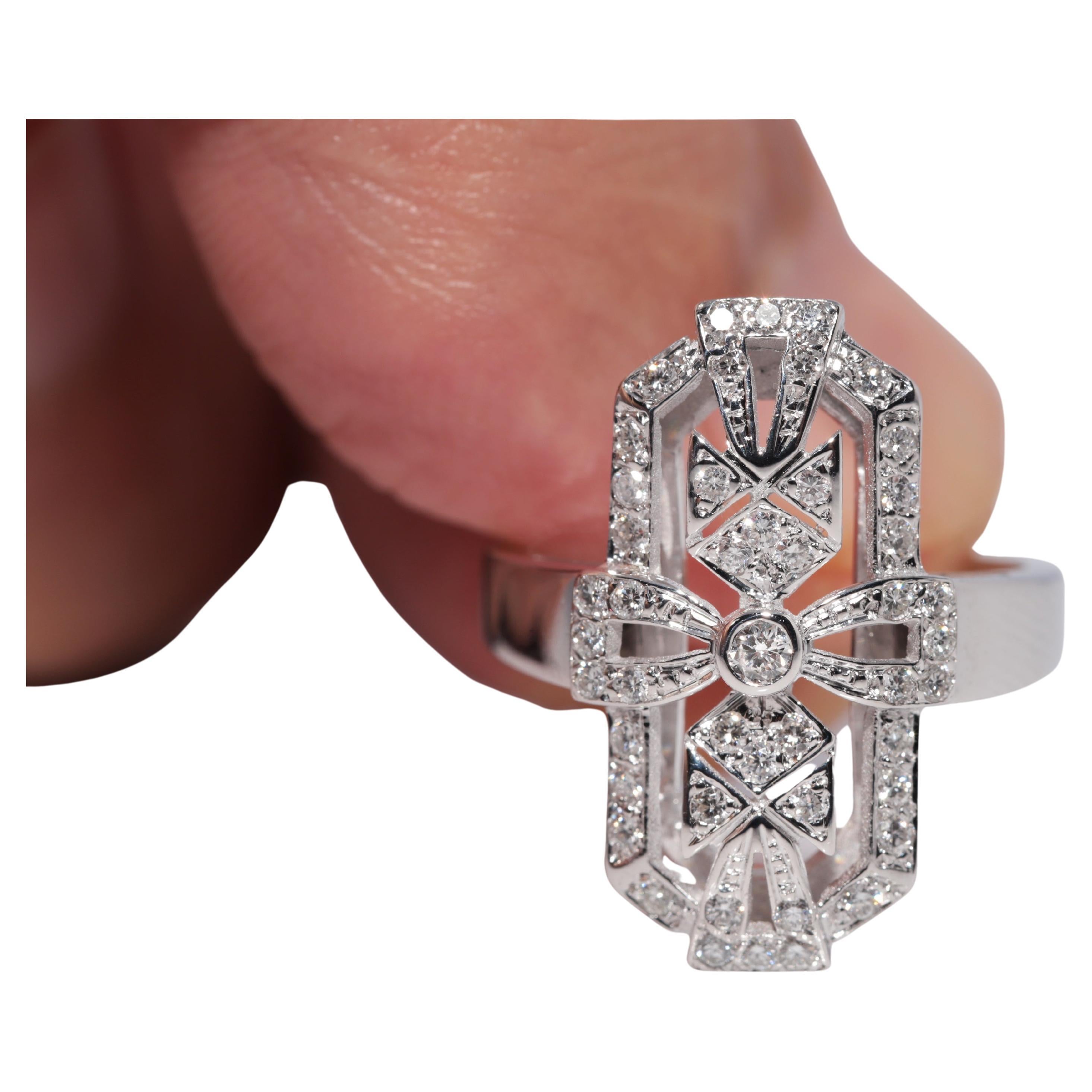 Vintage Circa 1980er Jahre 18k Gold Natürlicher Diamant Dekorierter Navette Ring