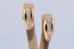 Vintage Circa 1980 Boucle d'oreille Omega Back en or 18k décorée de diamants naturels