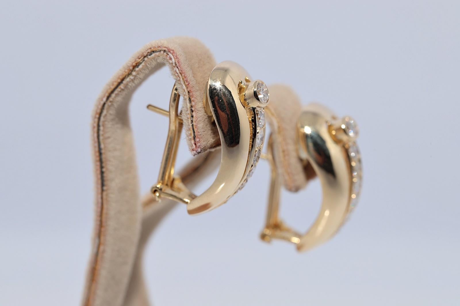 Vintage CIRCA 1980er Jahre 18k Gold natürlichen Diamanten verziert Omega zurück Ohrring (Kunsthandwerker*in) im Angebot