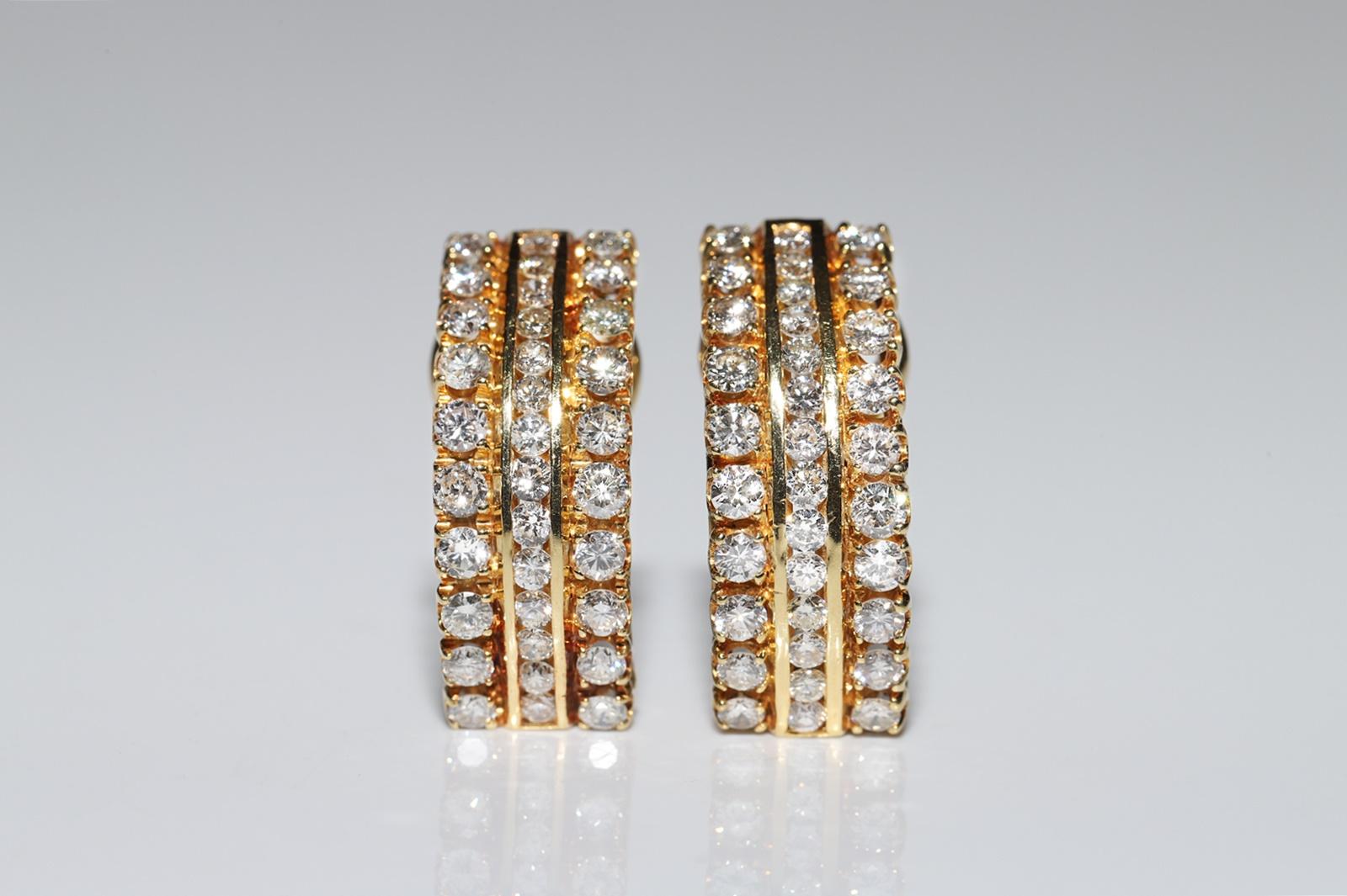 Vintage Circa 1980er Jahre 18k Gold Natürlicher Diamant Dekorierter hübscher Ohrring (Retro) im Angebot