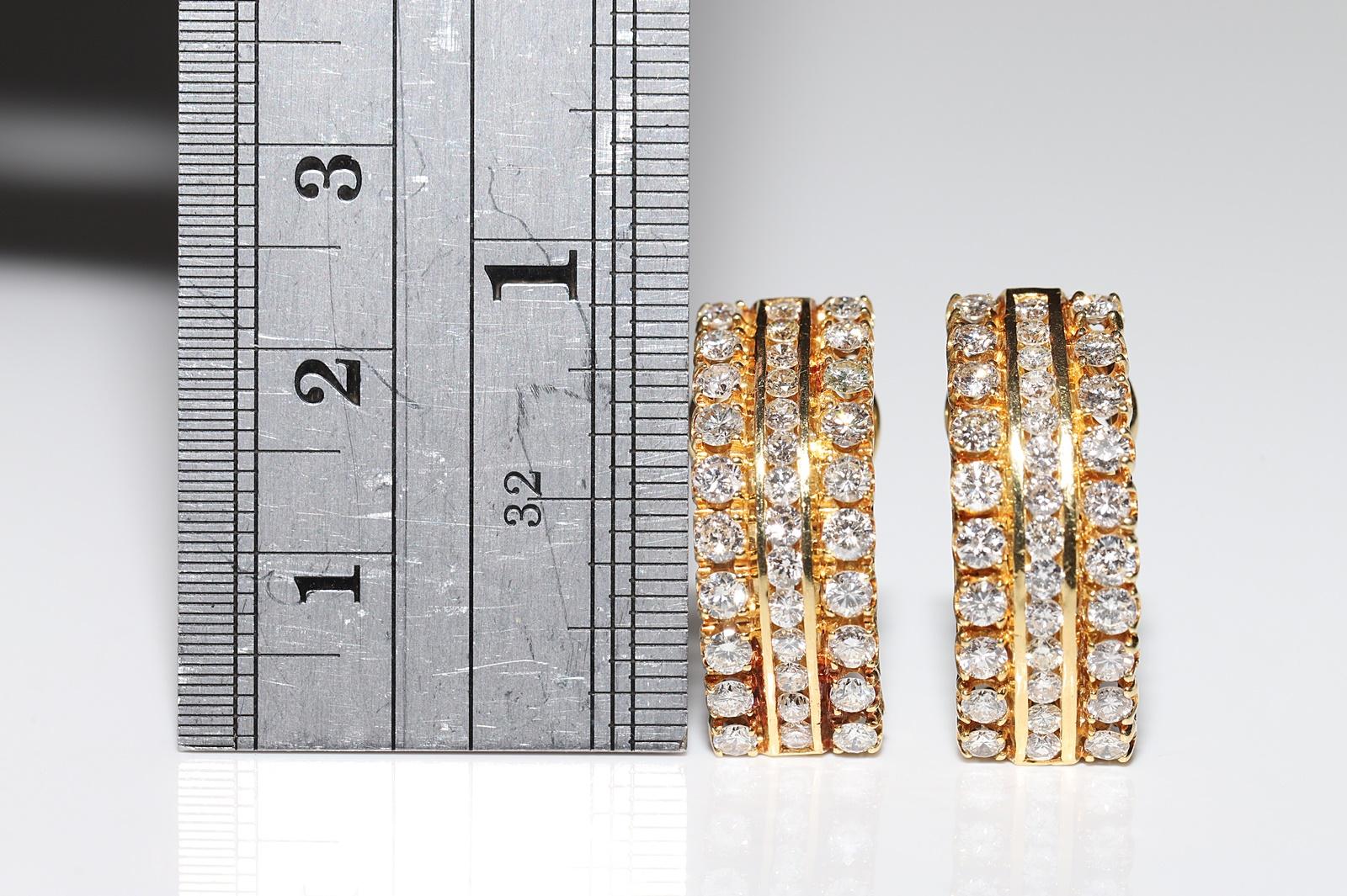 Vintage Circa 1980er Jahre 18k Gold Natürlicher Diamant Dekorierter hübscher Ohrring (Brillantschliff) im Angebot