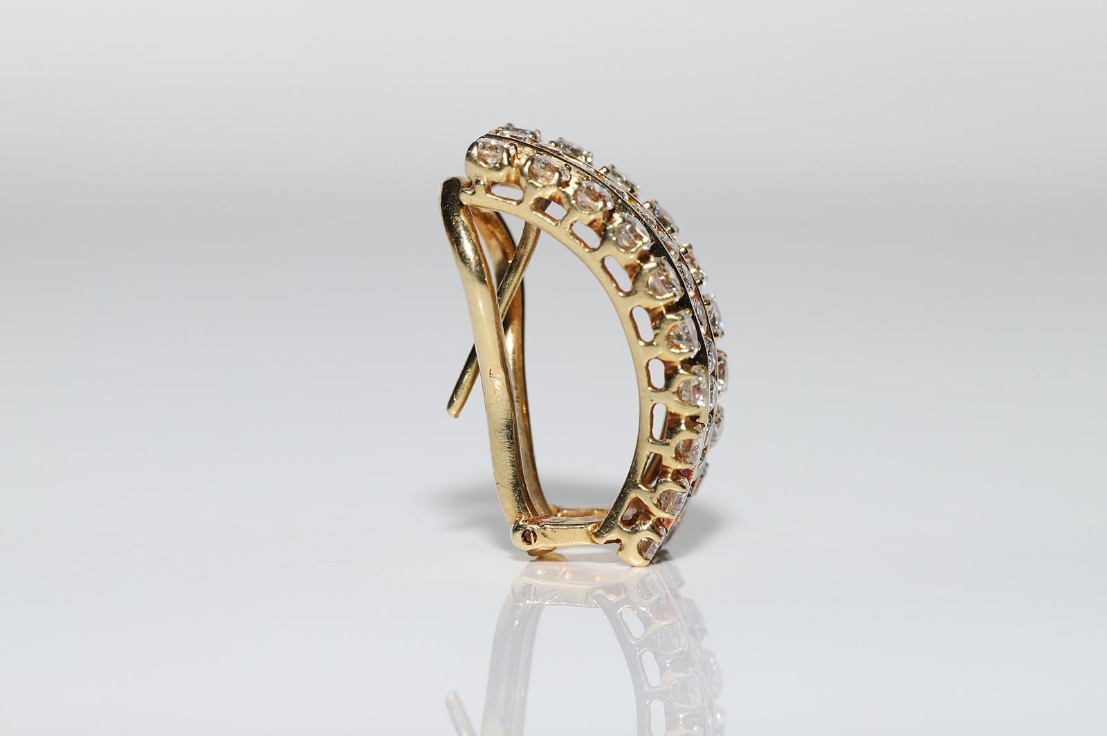 Vintage Circa 1980er Jahre 18k Gold Natürlicher Diamant Dekorierter hübscher Ohrring Damen im Angebot