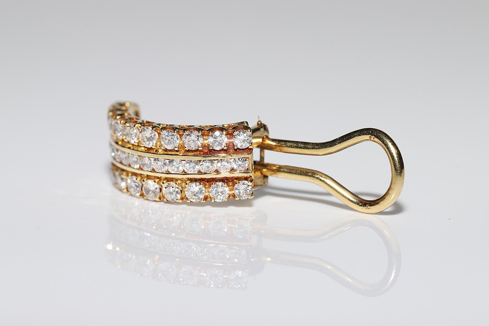 Vintage Circa 1980er Jahre 18k Gold Natürlicher Diamant Dekorierter hübscher Ohrring im Angebot 1