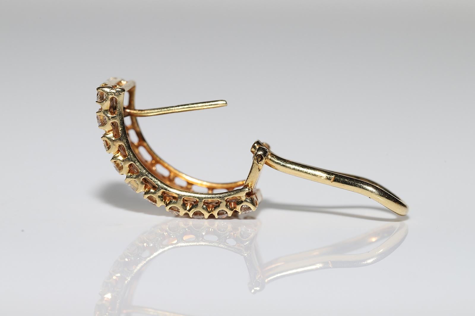 Vintage Circa 1980er Jahre 18k Gold Natürlicher Diamant Dekorierter hübscher Ohrring im Angebot 2