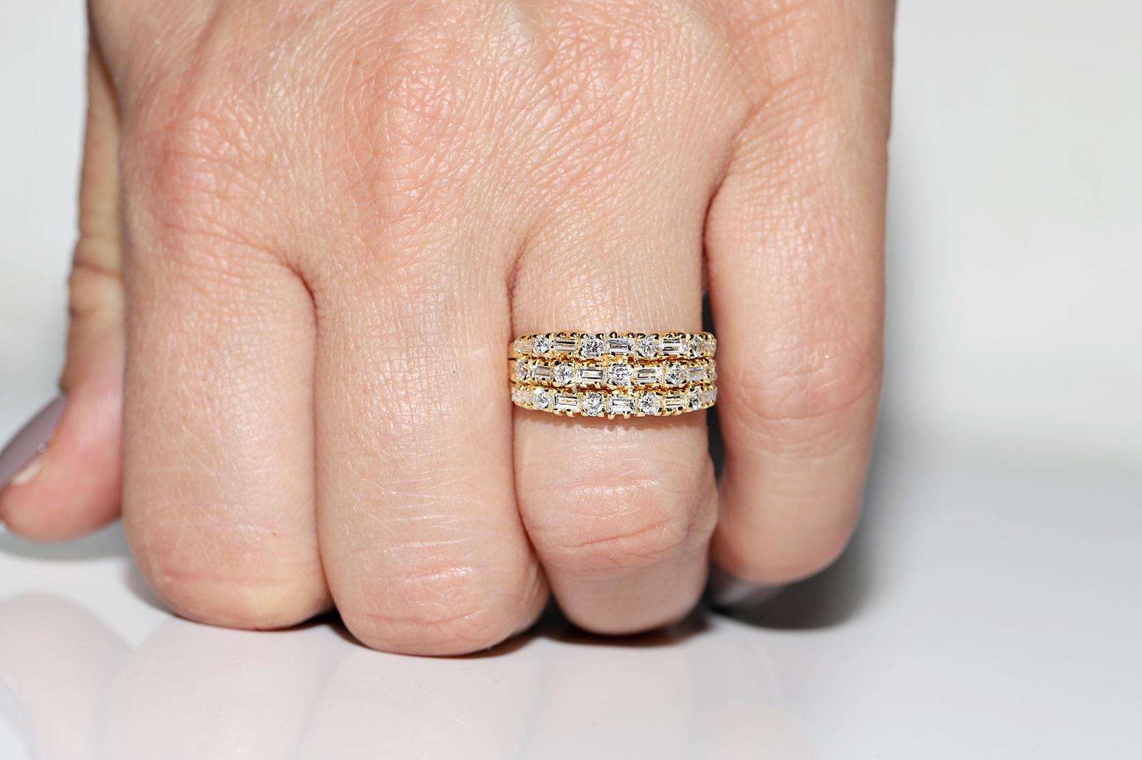 Retro Vintage Circa 1980s 18k Gold Natural Diamond Decorated Pretty Ring For Sale