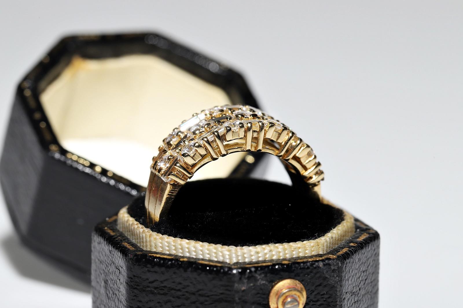 Vintage Circa 1980s 18k Gold Natural Diamond Decorated Pretty Ring In Good Condition For Sale In Fatih/İstanbul, 34