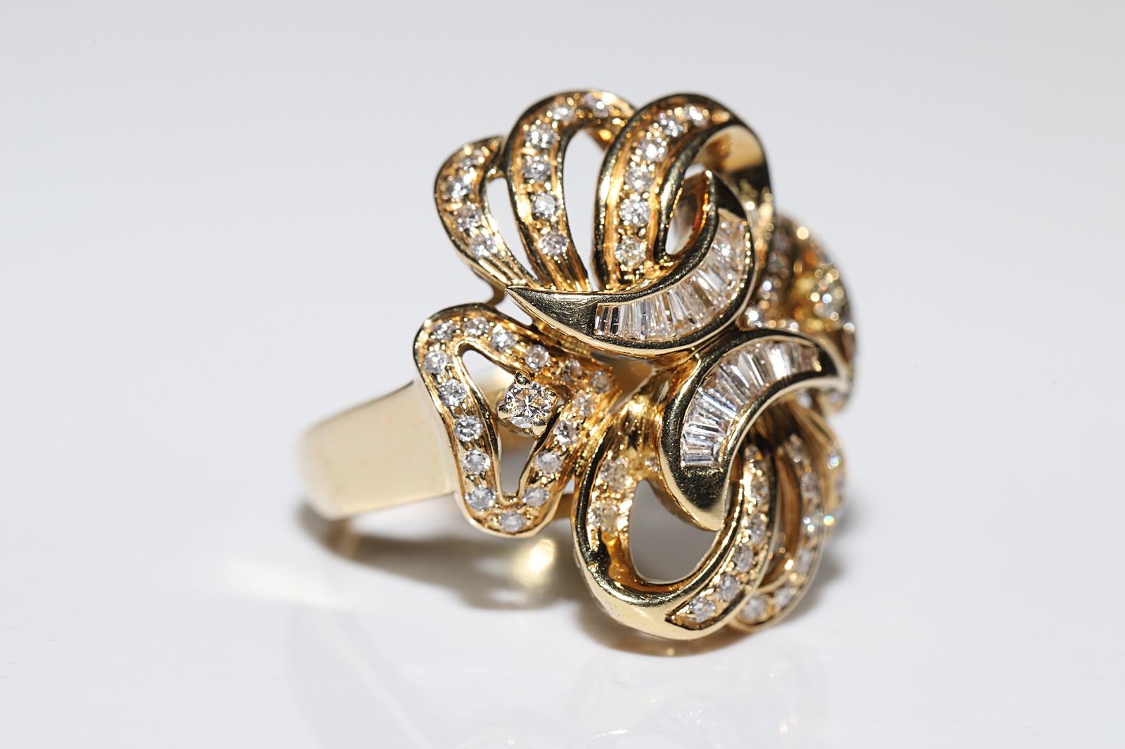 Vintage Circa 1980s 18k Gold Natural Diamond Decorated Ring In Good Condition For Sale In Fatih/İstanbul, 34