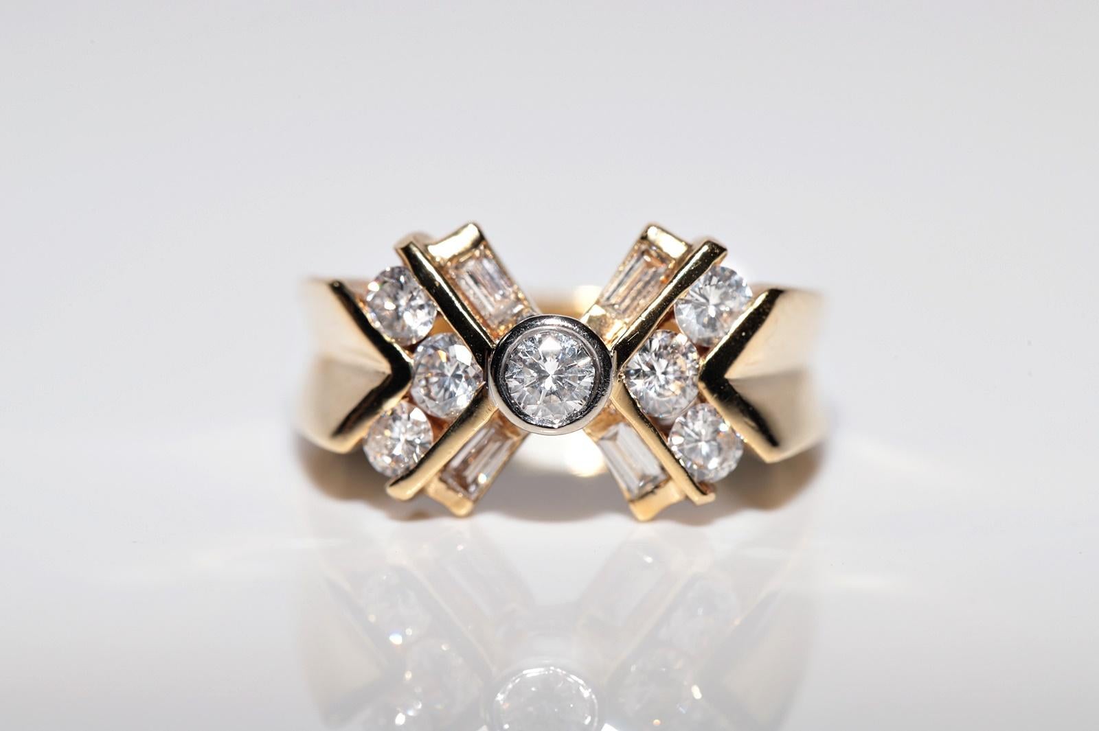 Vintage Circa 1980s 18k Gold Natural  Diamond Decorated Ring For Sale 2