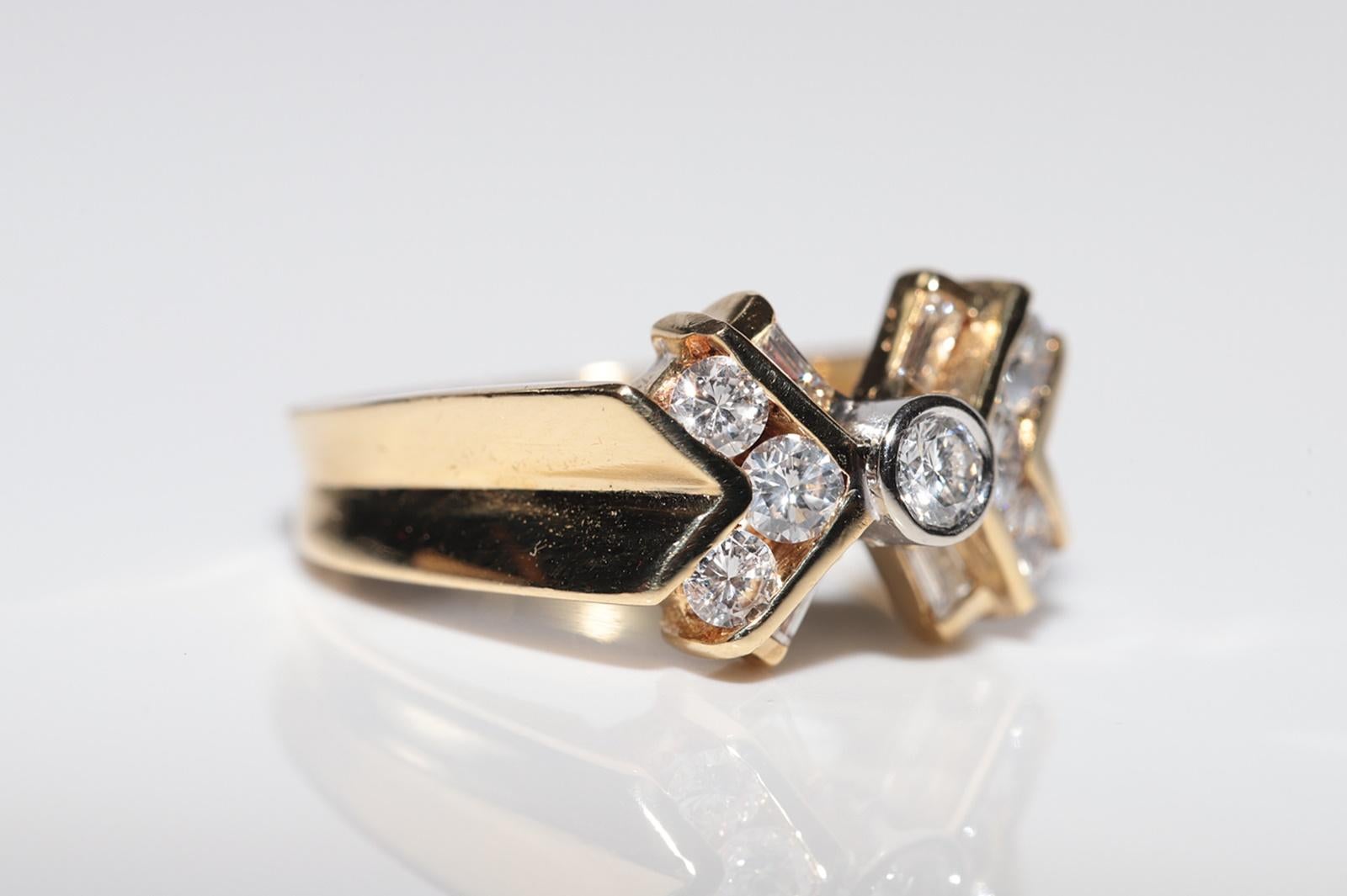 Vintage Circa 1980s 18k Gold Natural  Diamond Decorated Ring For Sale 3