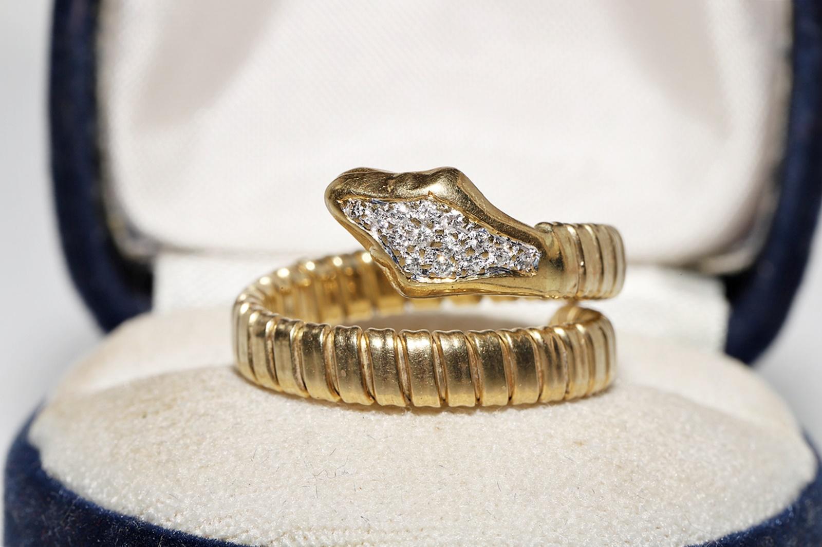 Vintage Circa 1980s 18k Gold Natural Diamond Decorated Snake Ring In Good Condition For Sale In Fatih/İstanbul, 34