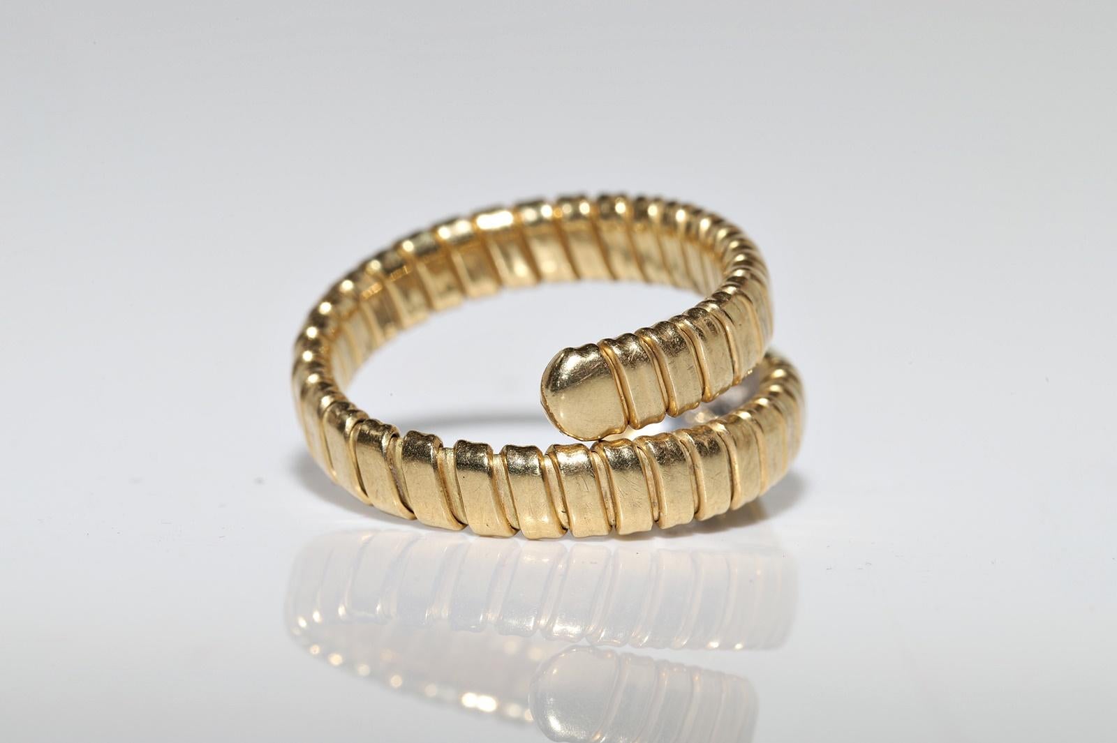 Vintage Circa 1980s 18k Gold Natural Diamond Decorated Snake Ring For Sale 3