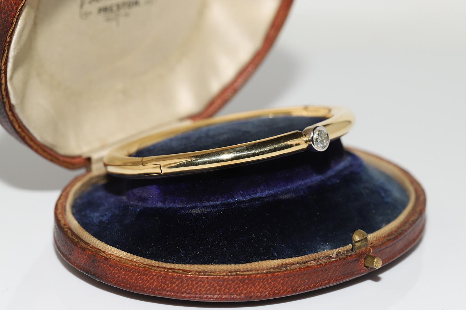 Retro Vintage Circa 1990s 18k Gold Natural Diamond Decorated Solitaire Bracelet For Sale