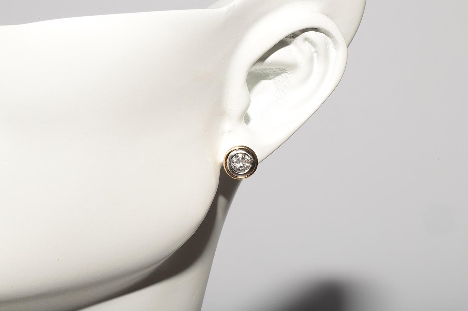 Vintage Circa 1980s 18k Gold Natural Diamond Decorated Solitaire Earring For Sale 8