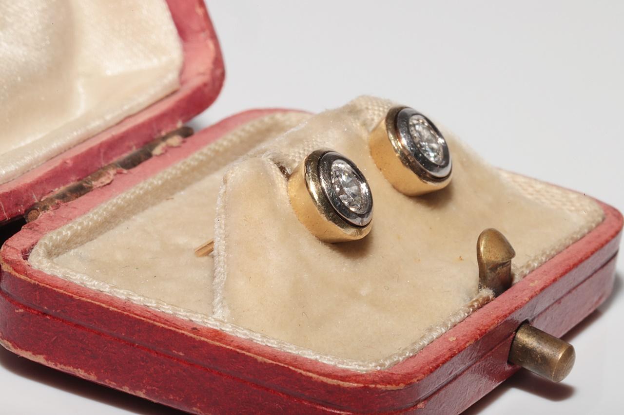 Vintage Circa 1980s 18k Gold Natural Diamond Decorated Solitaire Earring For Sale 13