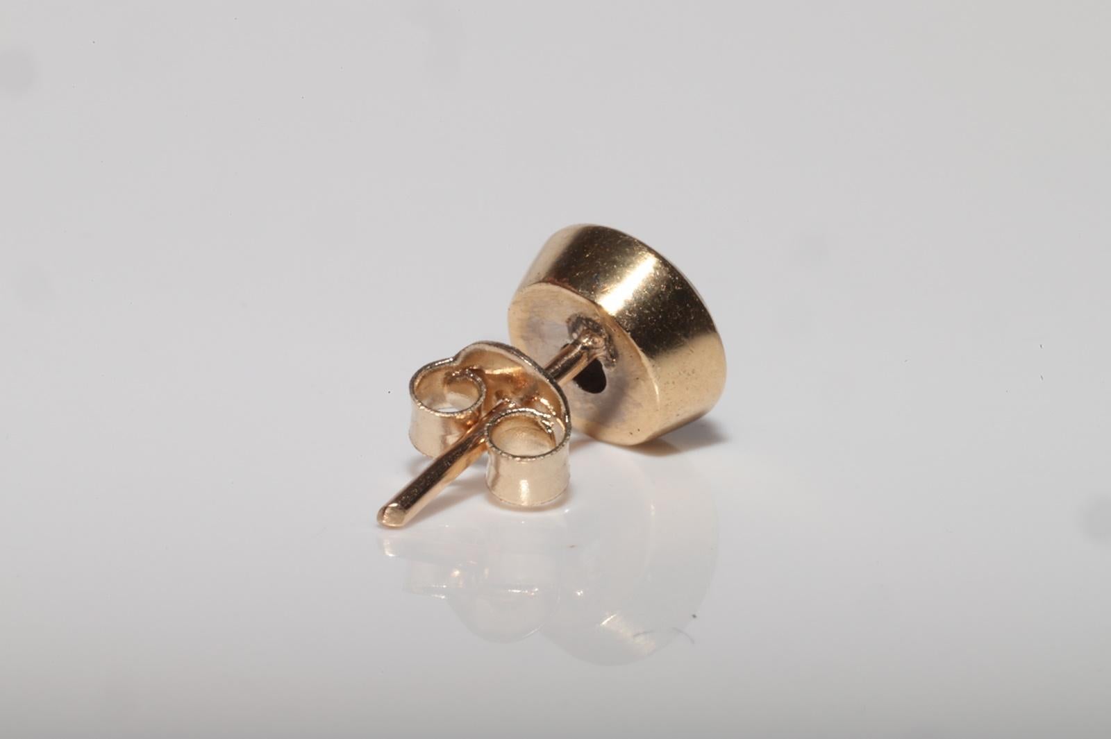 Vintage Circa 1980s 18k Gold Natural Diamond Decorated Solitaire Earring For Sale 2