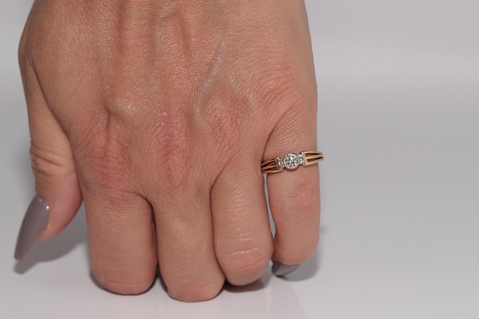 Vintage Circa 1980er Jahre 18k Gold Natürlicher Diamant Dekorierter Solitär Ring im Angebot 7