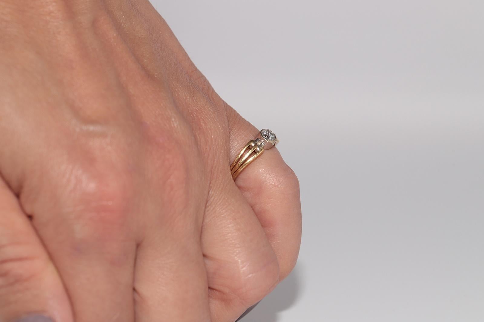 Vintage Circa 1980er Jahre 18k Gold Natürlicher Diamant Dekorierter Solitär Ring im Angebot 9