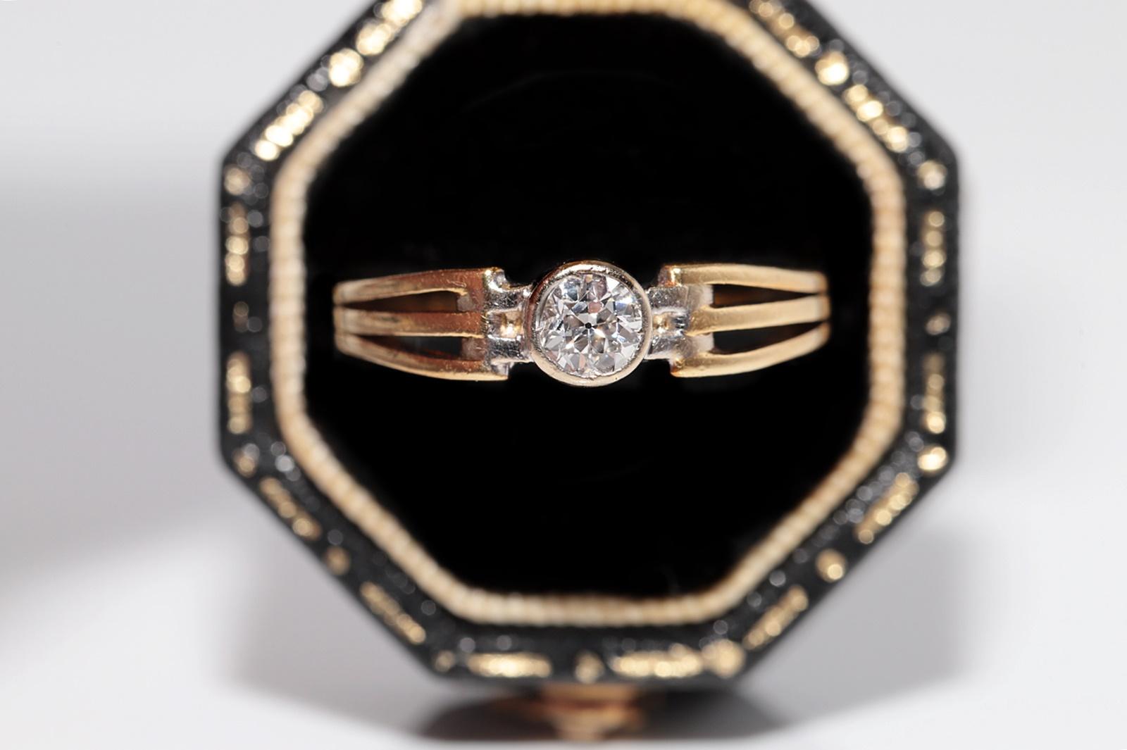 In sehr gutem Zustand.
Das Gesamtgewicht beträgt 4.2 Gramm.
Der Diamant wiegt insgesamt 4,2 Gramm.
Insgesamt ist Diamant 0,25 ct.
Der Diamant hat die Farbe G und die Reinheit V.
Die Ringgröße ist US 5
Wir können jede Größe herstellen.
Die Schachtel