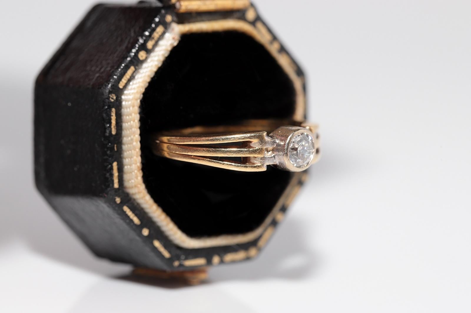 Vintage Circa 1980er Jahre 18k Gold Natürlicher Diamant Dekorierter Solitär Ring (Retro) im Angebot