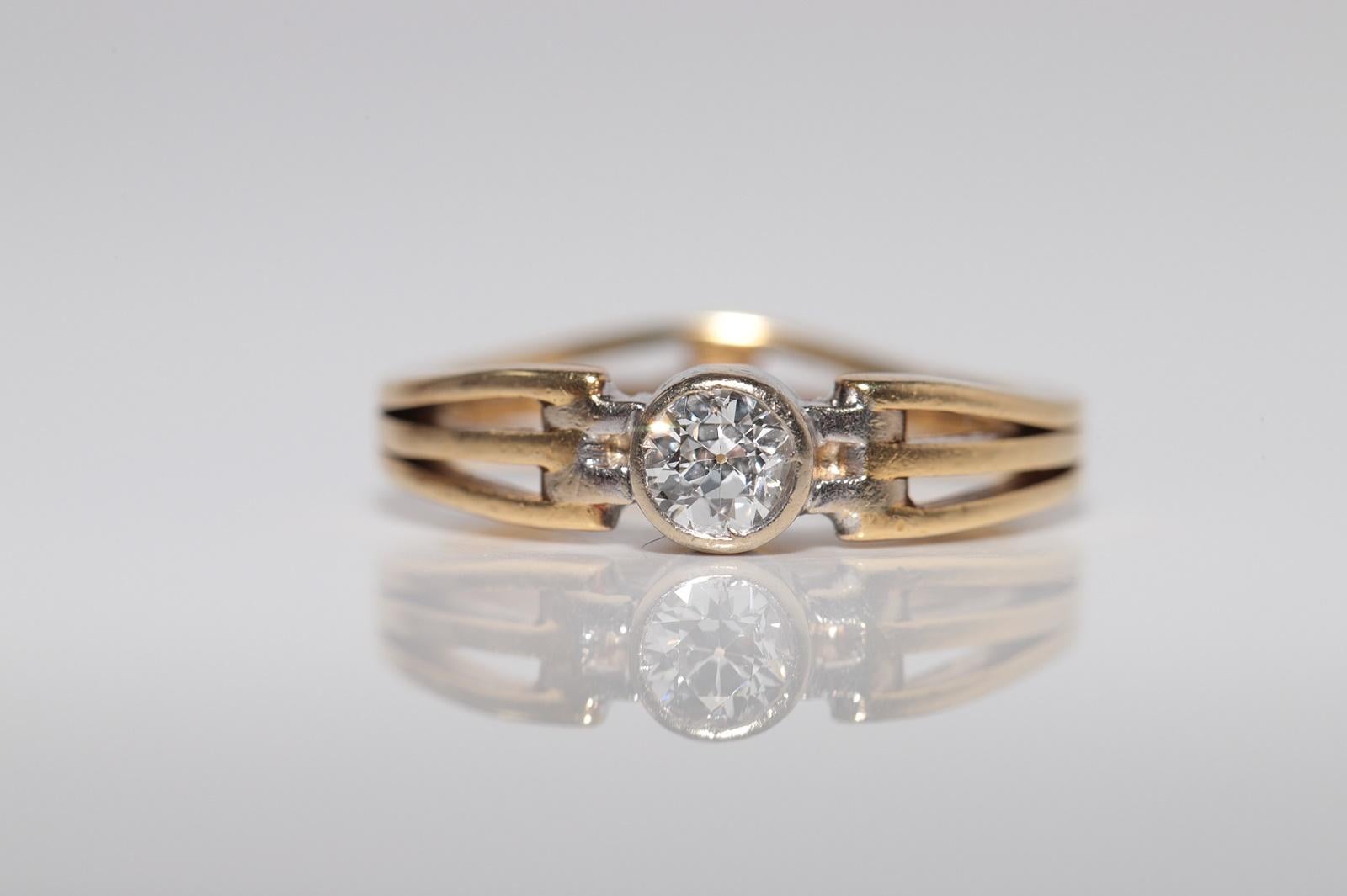 Vintage Circa 1980er Jahre 18k Gold Natürlicher Diamant Dekorierter Solitär Ring (Brillantschliff) im Angebot