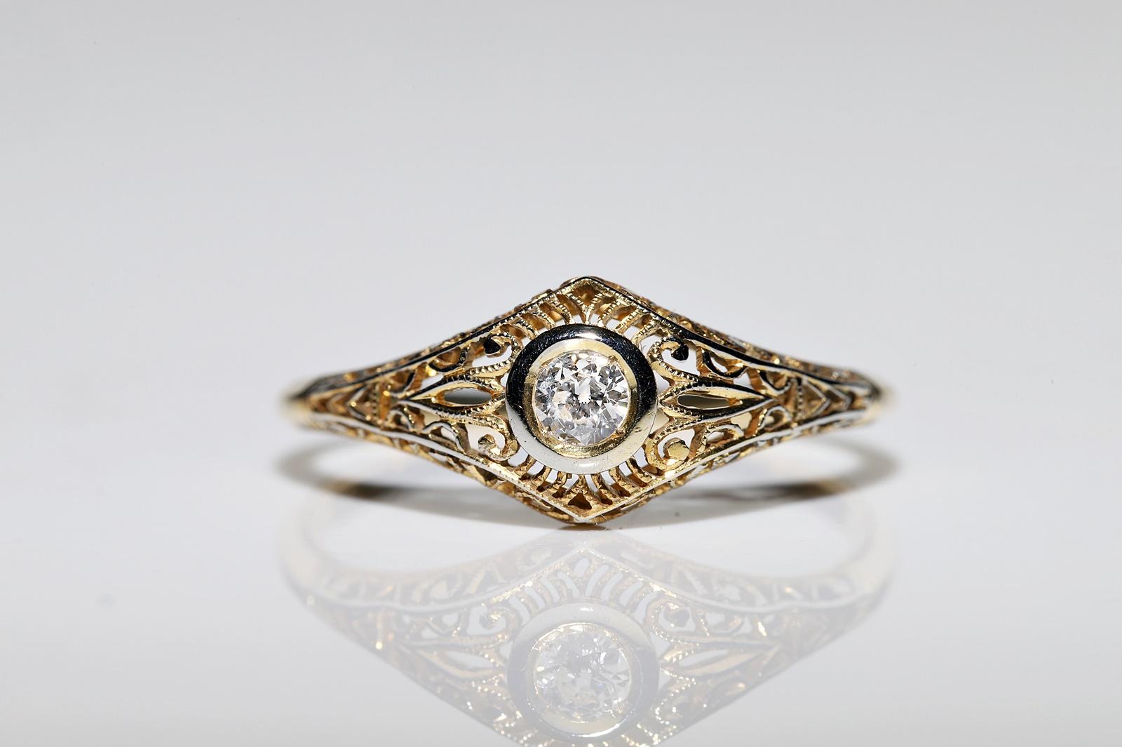 Vintage Circa 1980s 18k Gold Natural Diamond Decorated Solitaire Ring In Good Condition For Sale In Fatih/İstanbul, 34