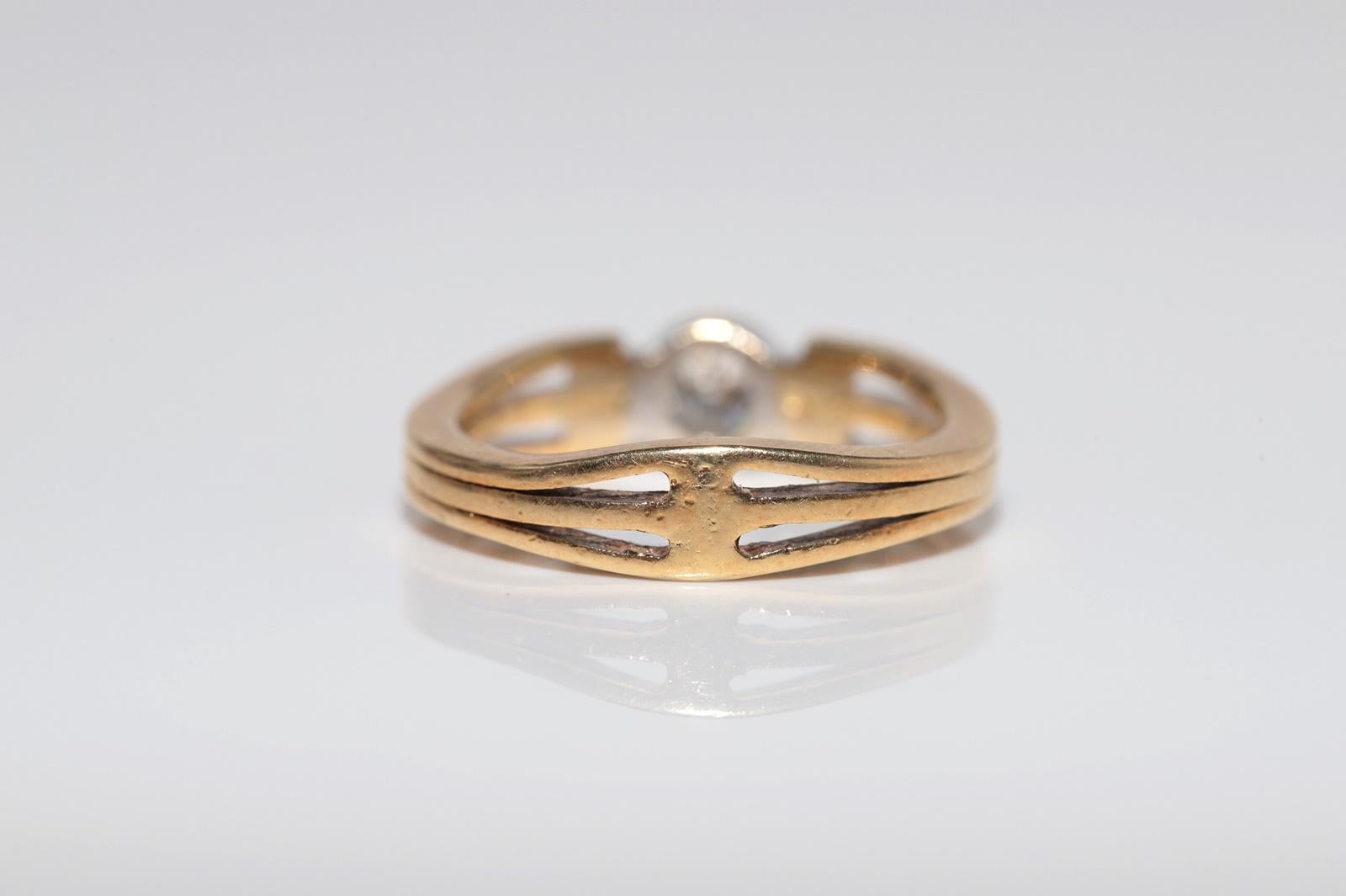 Vintage Circa 1980er Jahre 18k Gold Natürlicher Diamant Dekorierter Solitär Ring im Angebot 1