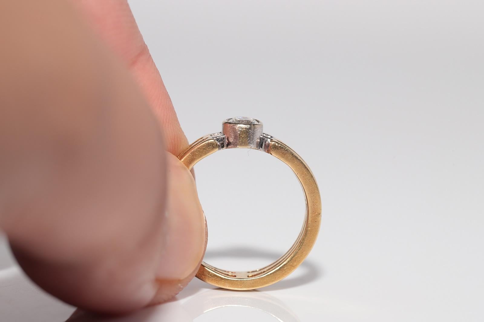 Vintage Circa 1980er Jahre 18k Gold Natürlicher Diamant Dekorierter Solitär Ring im Angebot 2