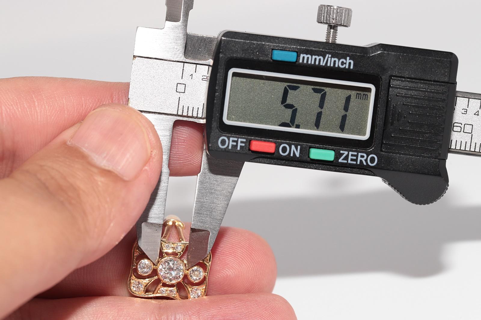 Anello d'epoca CIRCA 1980 in oro 18k con diamanti naturali decorati e design quadrato in vendita 10