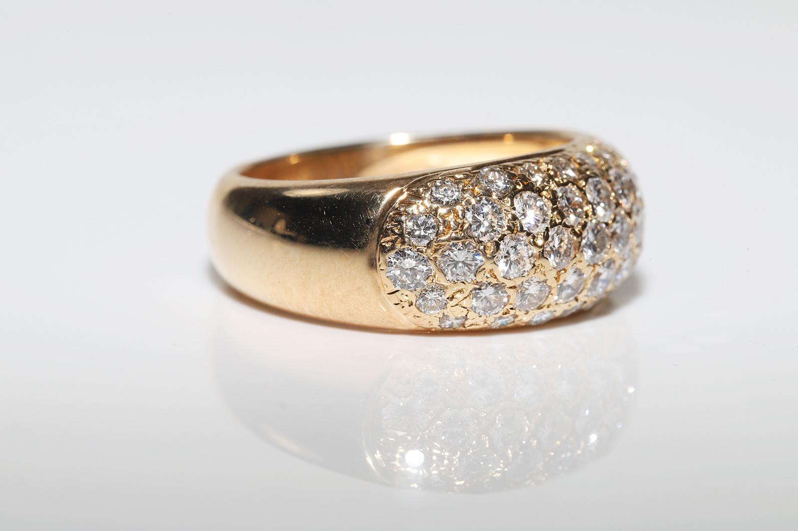 Vintage Circa 1980s 18k Gold Natural Diamond Decorated Stron Ring For Sale 1