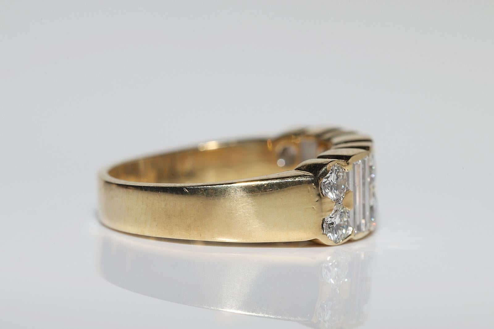 Vintage Circa 1980s 18k Gold Natural Diamond Decorated Strong Band Ring In Good Condition For Sale In Fatih/İstanbul, 34