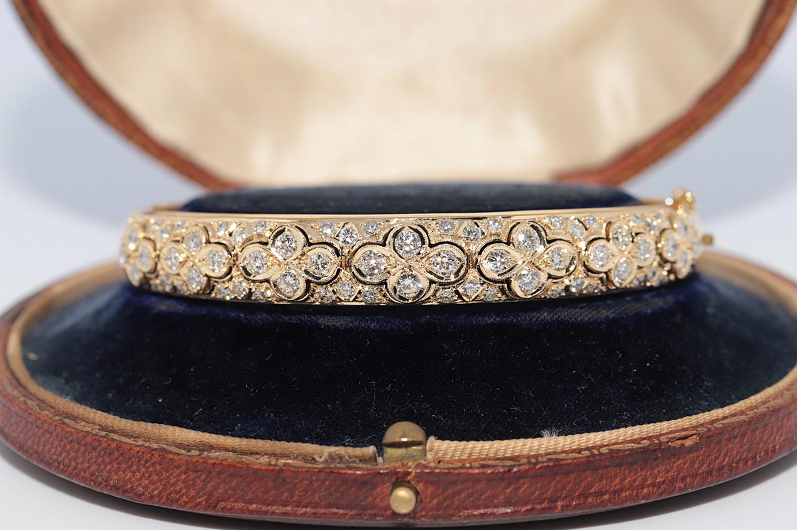 In sehr gutem Zustand.
Das Gesamtgewicht beträgt 35,6 Gramm.
Insgesamt ist Diamant 3,50 ct.
Der Diamant hat die Farbe F-G und die Reinheit vvs1-vs1.
Die Schachtel ist nicht enthalten.
Bitte kontaktieren Sie uns bei Fragen.