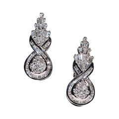 Orecchino forte in oro 18k decorato con diamanti naturali, vintage, degli anni 
80.