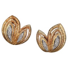 Orecchino forte in oro 18k decorato con diamanti naturali, vintage, degli anni
80.