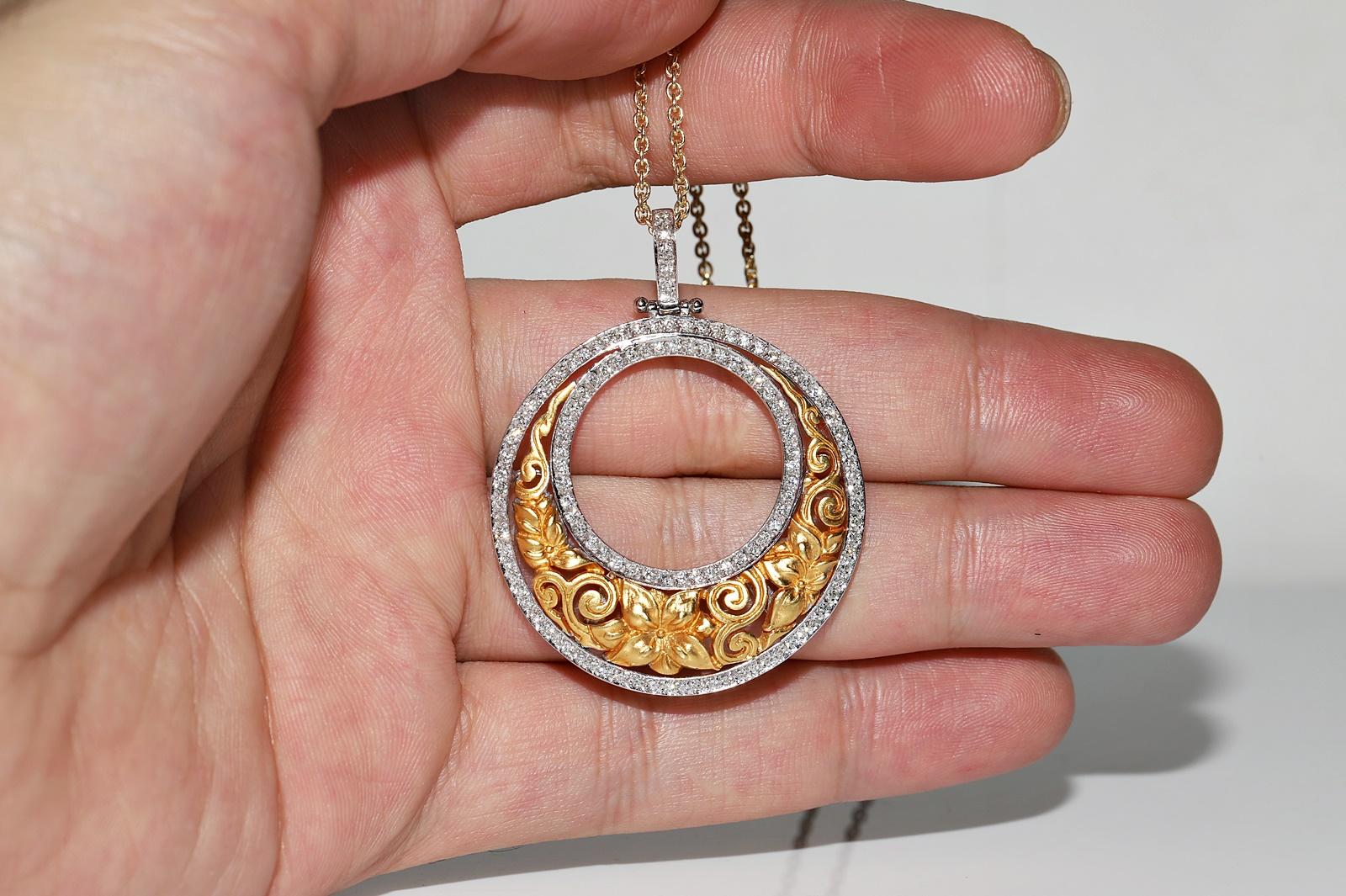 Vintage Circa 1980s 18k Gold Natural Diamond Decorated Strong Pendant Necklace  For Sale 5
