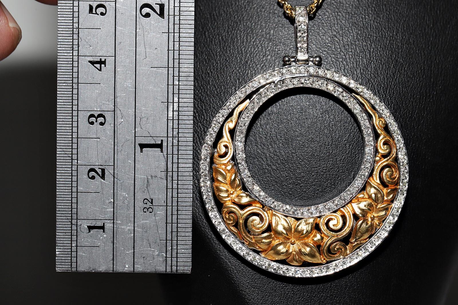 Vintage Circa 1980er Jahre 18k Gold Natürlicher Diamant Dekorierter starker Anhänger Halskette (Brillantschliff) im Angebot