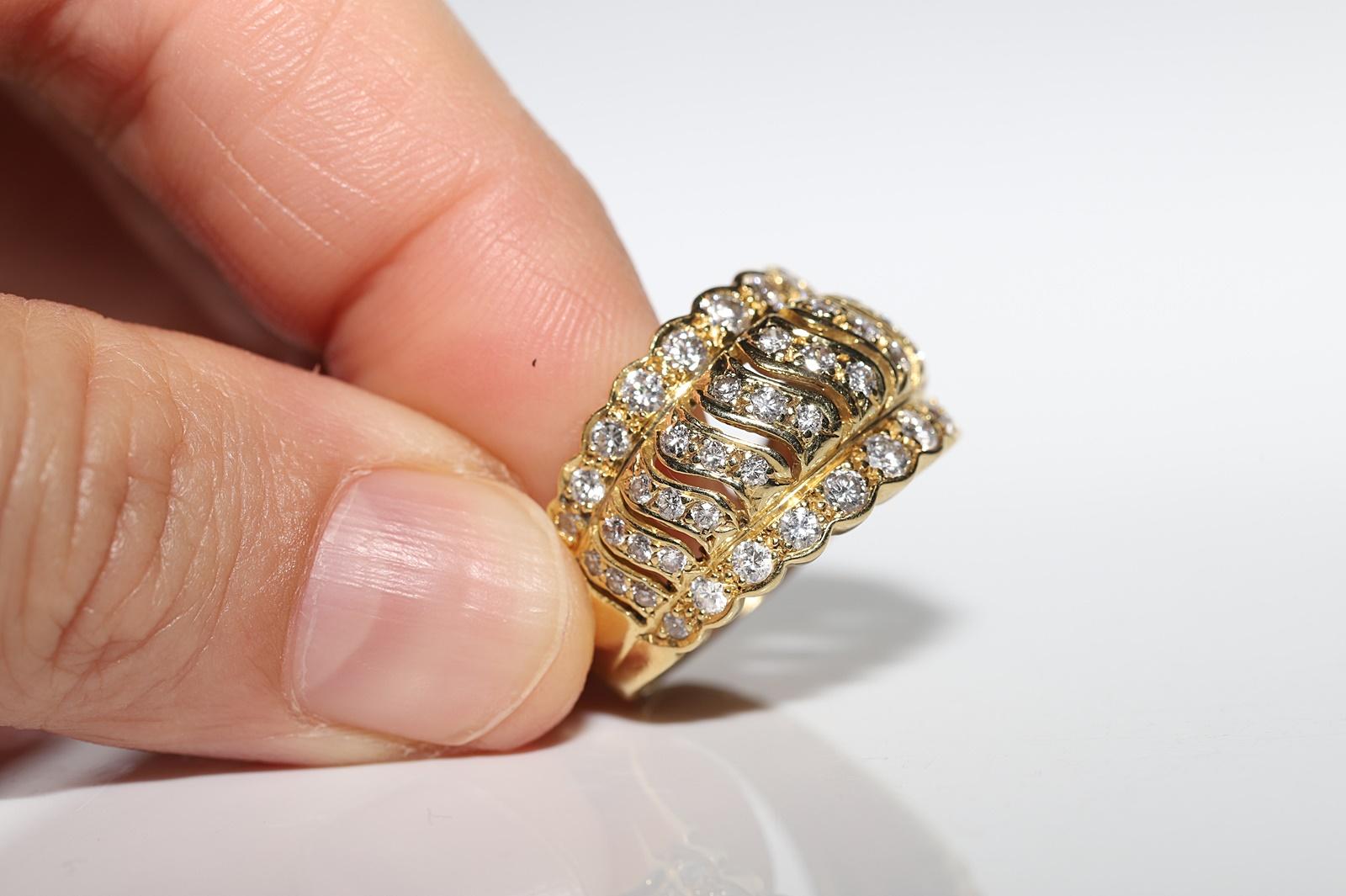 Vintage Circa 1980s 18k Gold Natural Diamond Decorated Strong Ring  For Sale 4