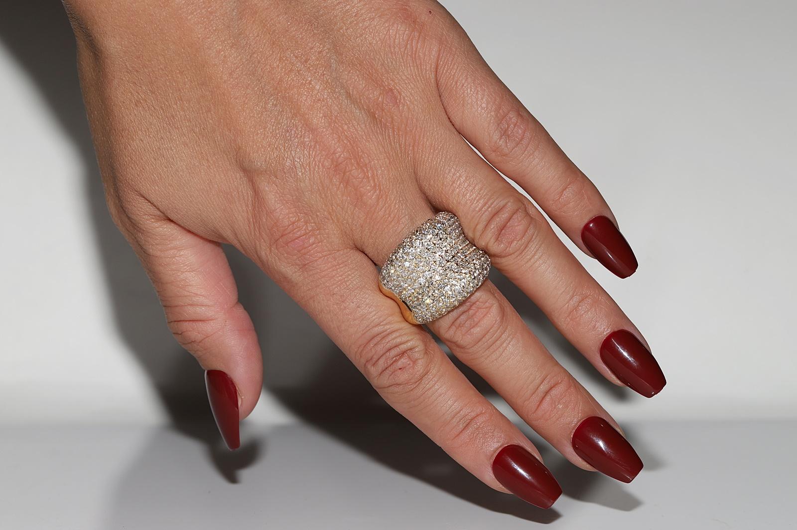 Anello forte decorato con diamanti naturali in oro 18 carati CIRCA gli anni '80 in vendita 5