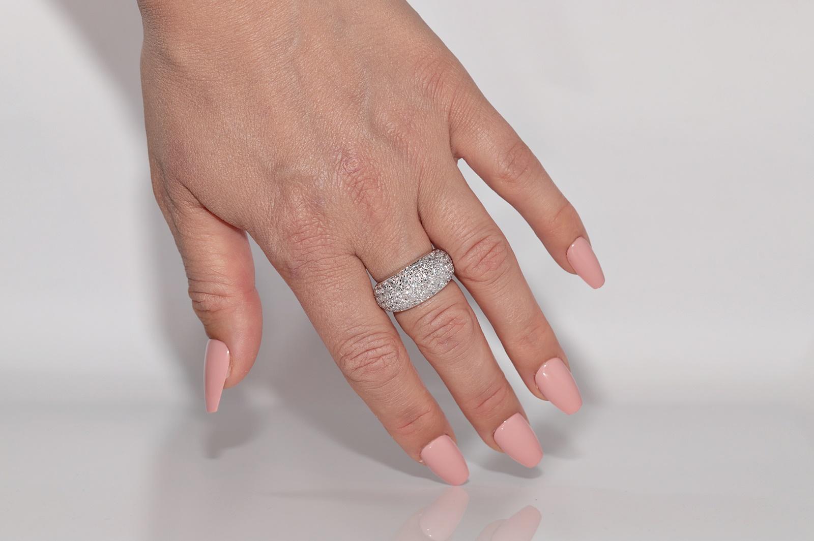 Anello forte decorato con diamanti naturali in oro 18 carati CIRCA gli anni '80 in vendita 7