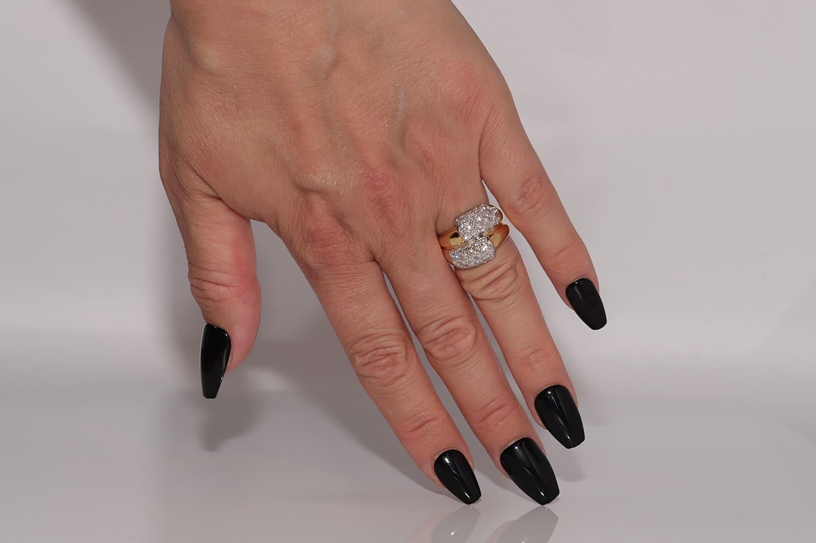 Anello forte decorato con diamanti naturali in oro 18 carati CIRCA gli anni '80 in vendita 7