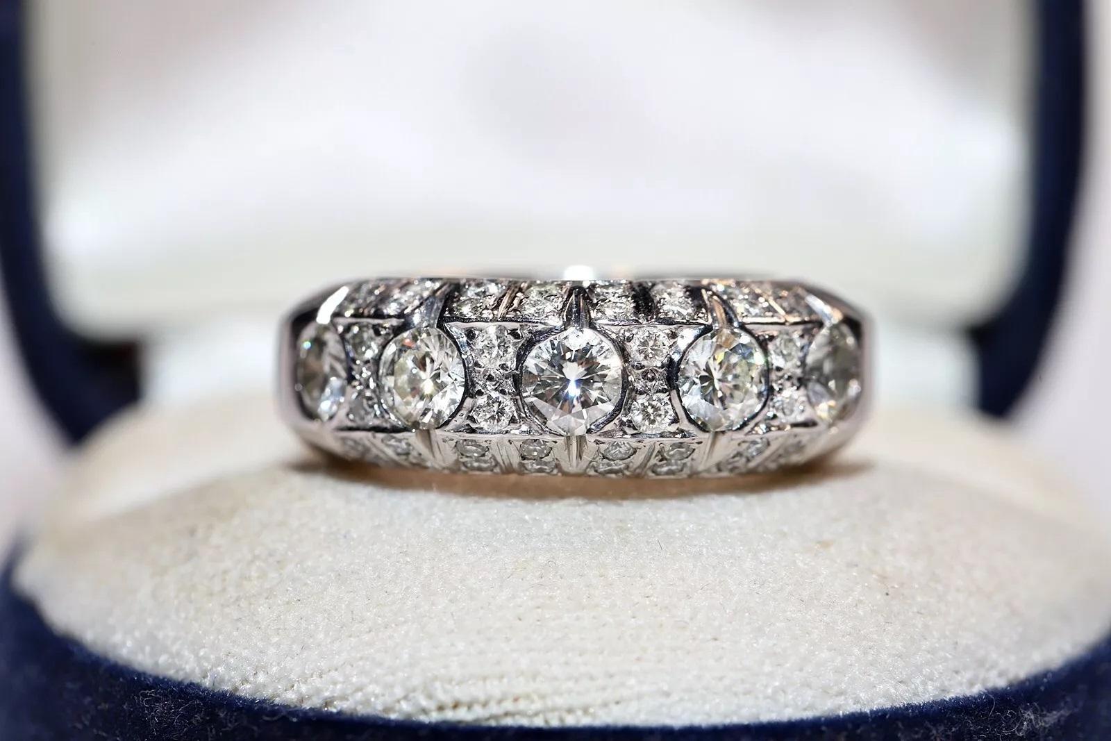 In ottime condizioni.
Il peso totale è  10.2 grammi.
Totalmente è un diamante  circa 1,40 carati.
Il diamante ha un colore H+I e una purezza vs-vvs.
La misura dell'anello è US 6.5.
Possiamo realizzare qualsiasi dimensione.
La scatola non è