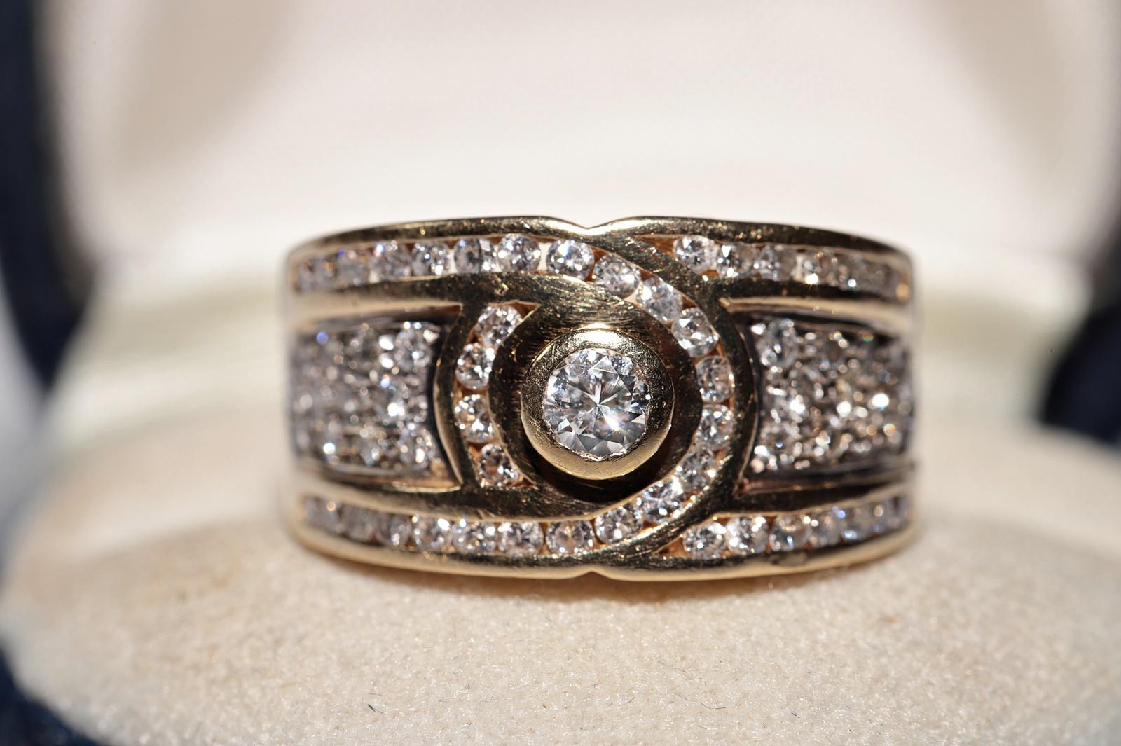 In sehr gutem Zustand.
Das Gesamtgewicht beträgt 10,4 Gramm.
Insgesamt ist der Diamant 1,40 ct.
Der Diamant hat die Farbe G-H und die Reinheit Vs.
Ringgröße ist US 8
Wir können jede Größe herstellen.
Die Box ist nicht enthalten.
Bitte kontaktieren