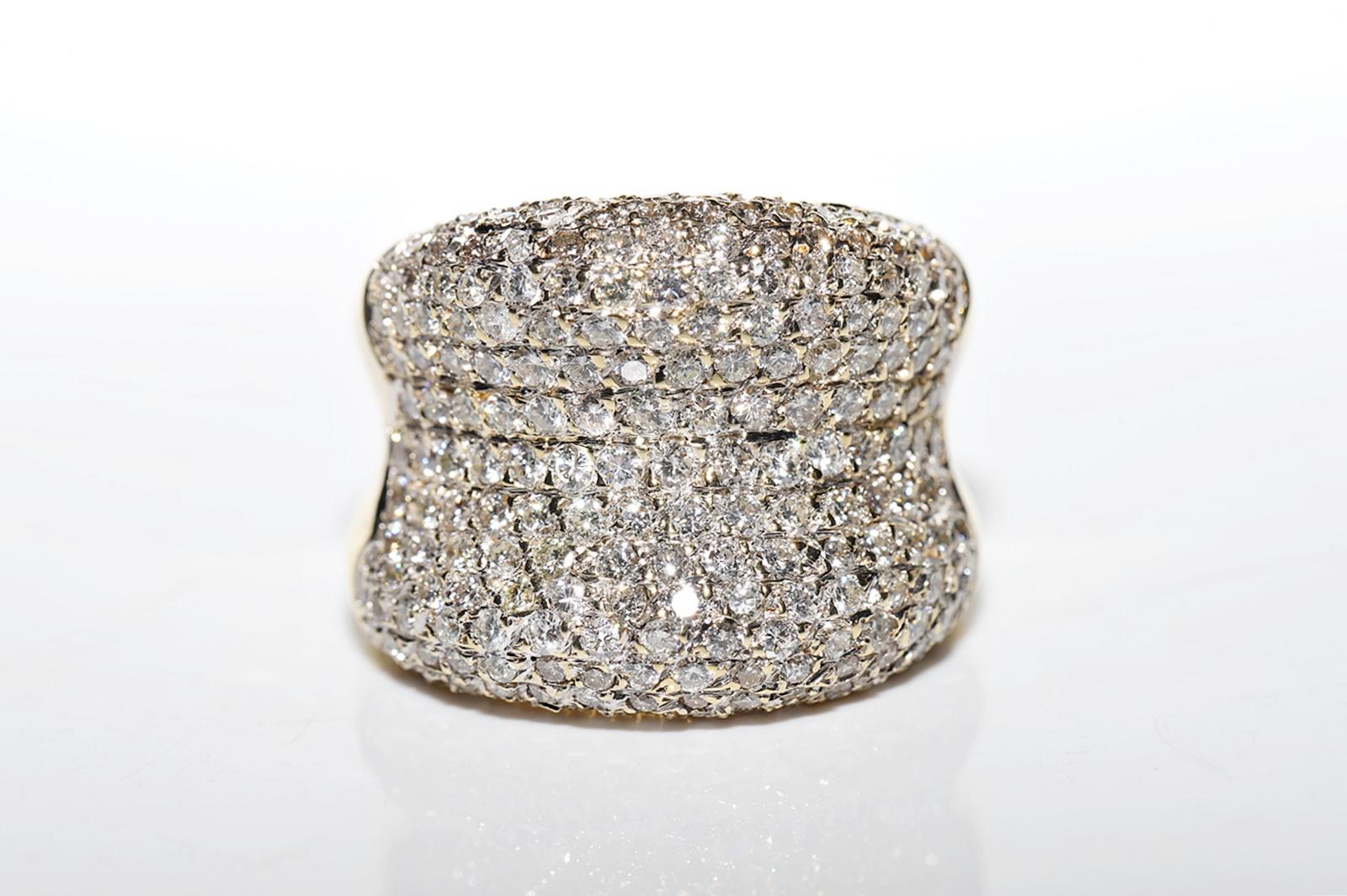 In ottime condizioni.
Il peso totale è di 22,6 grammi.
Totalmente è un diamante di circa 4,20 ct.
Il diamante ha un colore F-G e una purezza vs-s1.
La misura dell'anello è US 8.2 (offriamo il ridimensionamento gratuito)
Possiamo realizzare qualsiasi