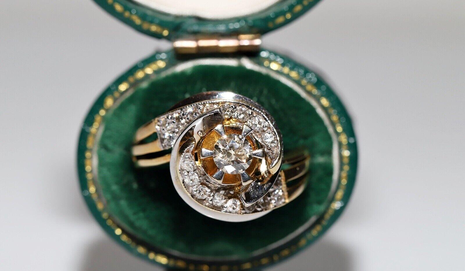 In ottime condizioni.
Il diamante è di 0,65 carati.
Il peso totale è di 5,4 grammi.
Il diamante ha un colore G-H-I e una purezza vs-s1-s2.
La misura dell'anello è US 7.5
Possiamo realizzare qualsiasi dimensione.
La scatola non è inclusa.
Per