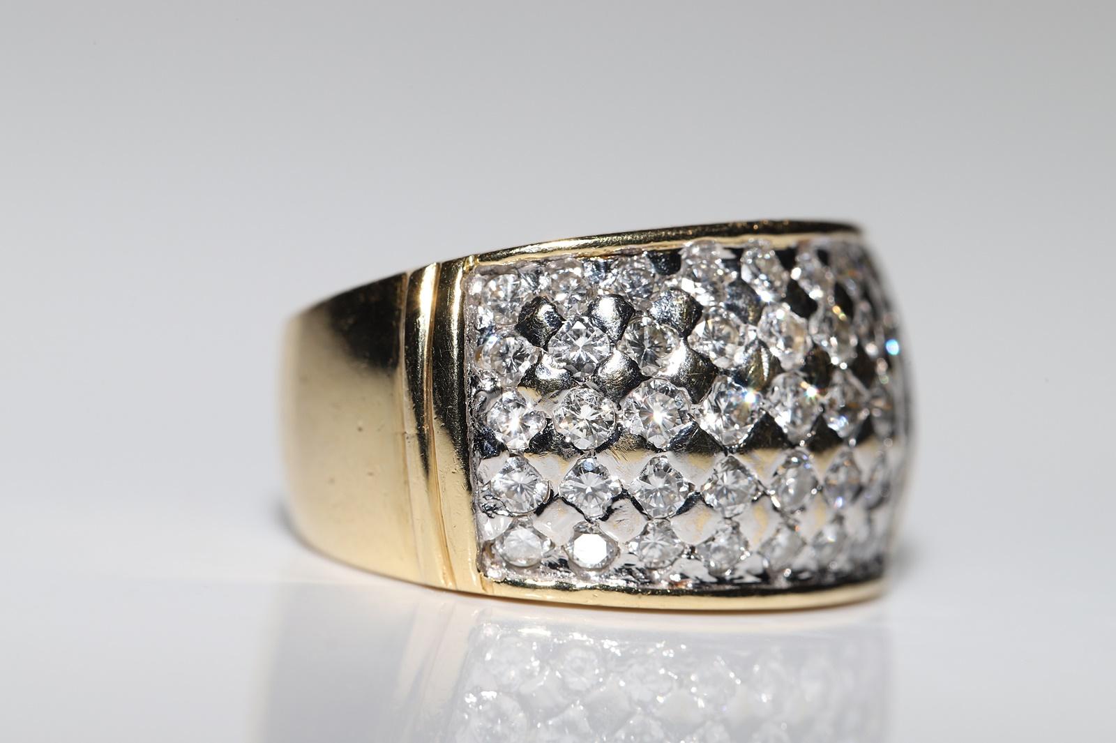 Retro Vintage Circa 1980s 18k Gold Natural Diamond Decorated Strong Ring For Sale