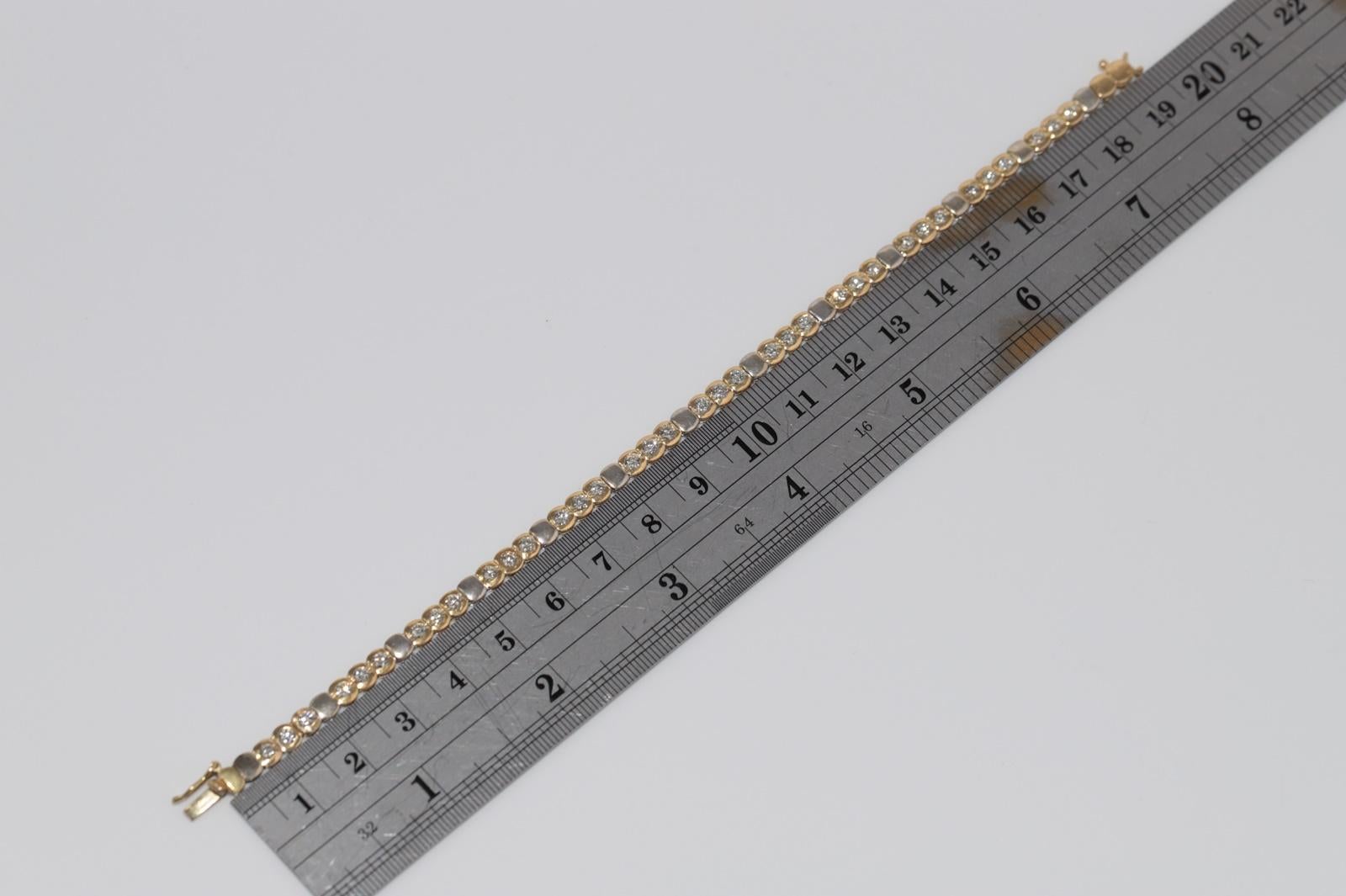 Vintage Circa 1980er Jahre 18k Gold Natürliches Diamant-Tennisarmband mit Dekoration im Angebot 8