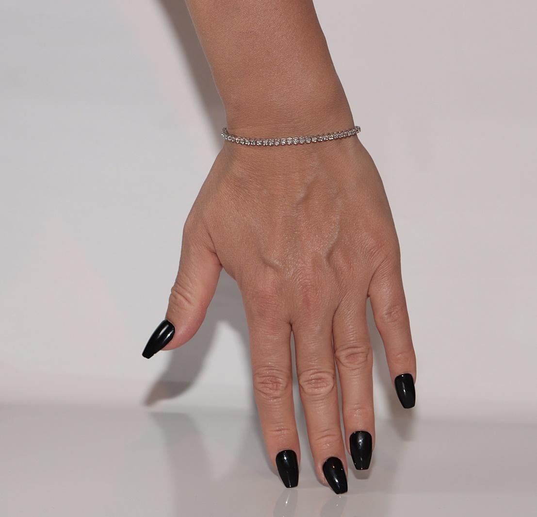 Bracciale da tennis decorato con diamanti naturali in oro 18 ct. d'epoca CIRCA 1980 in vendita 8