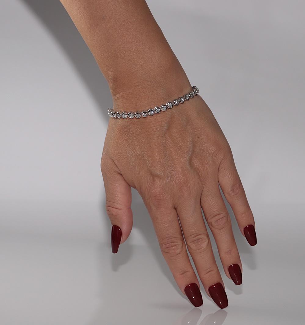 Vintage Circa 1980 Bracelet de tennis en or 18k orné de diamants naturels en vente 10